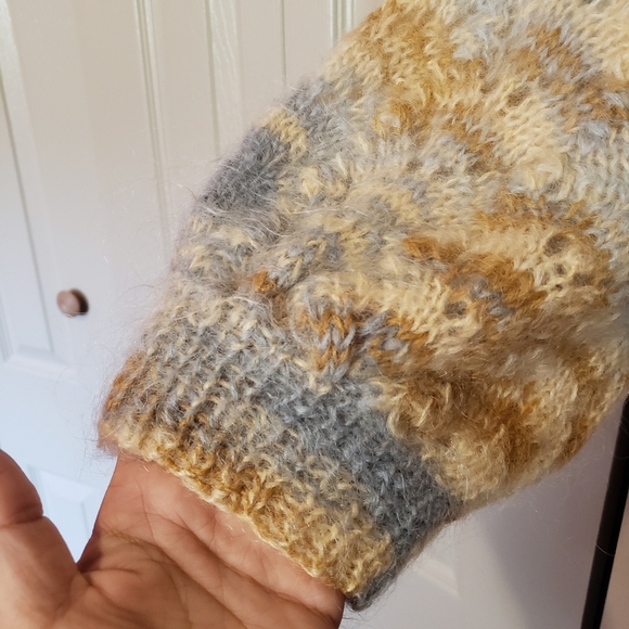 Handmade women's wool knit V-neck ballon sleeves sweater - Picture 5 of 12